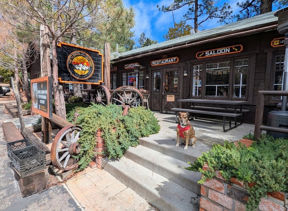 Cabinlike restaurant exterior on Sunrise Highway.